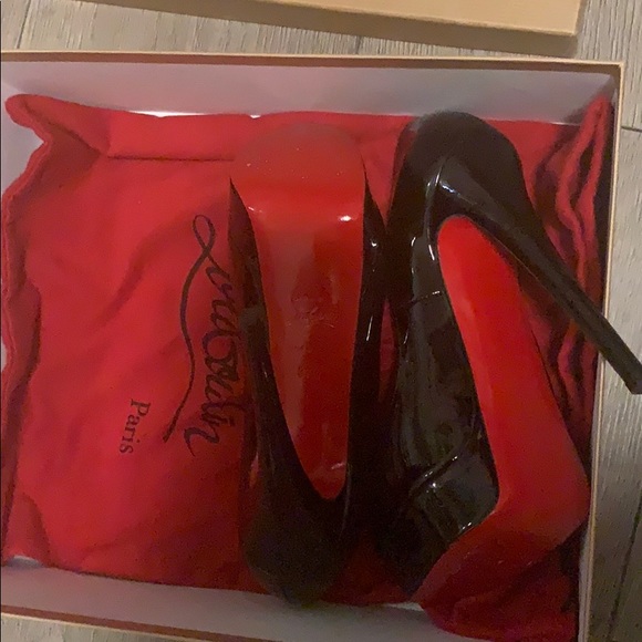 Christian Louboutin - Picture 4 of 5